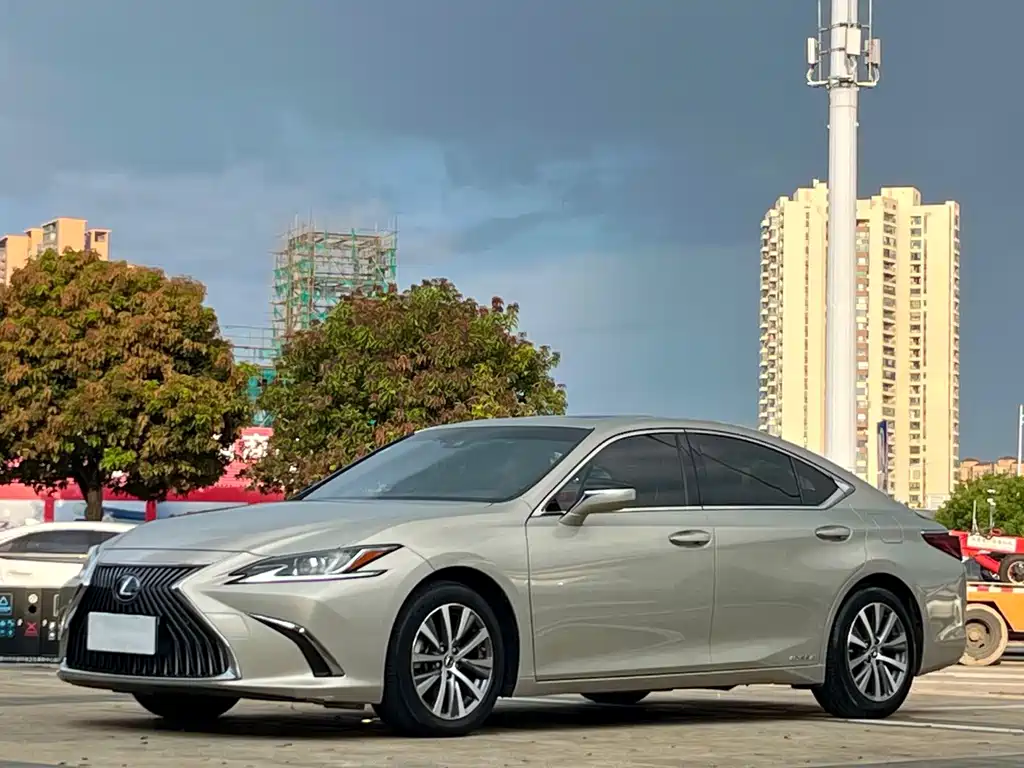 Lexus ES 2020 — фото 1