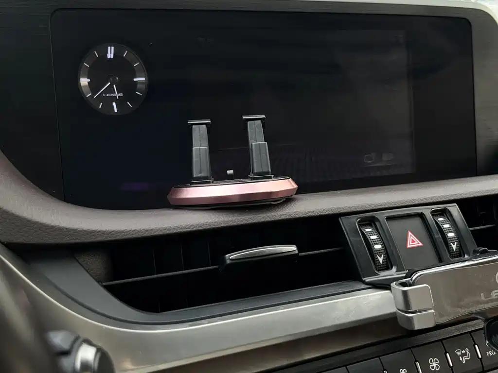 Lexus ES 2020 — фото 14