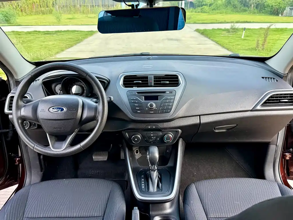 Ford Escort 2019 — фото 13