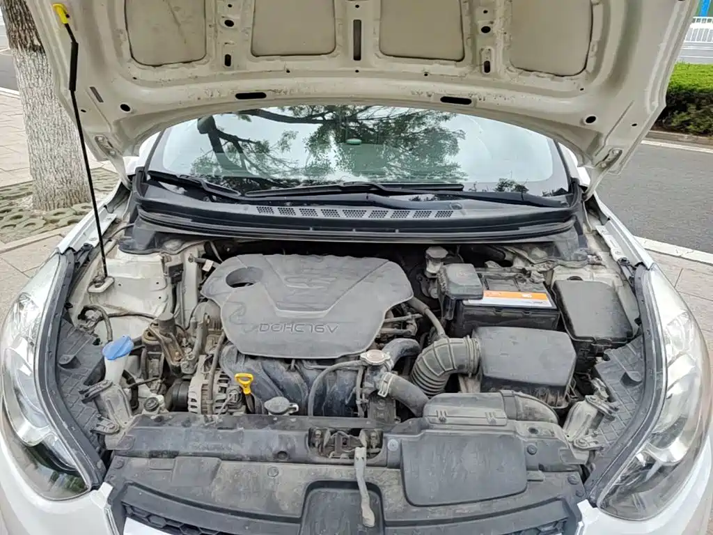 Hyundai Elantra 2015 — фото 20