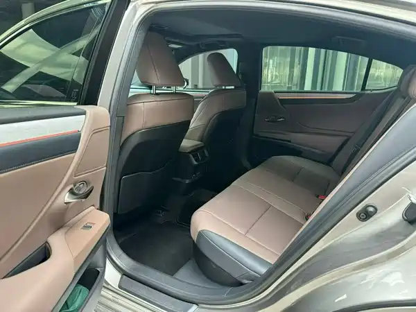 Lexus ES 2025