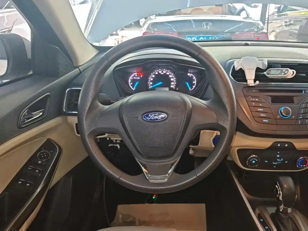 Ford Escort 2015 — фото 11