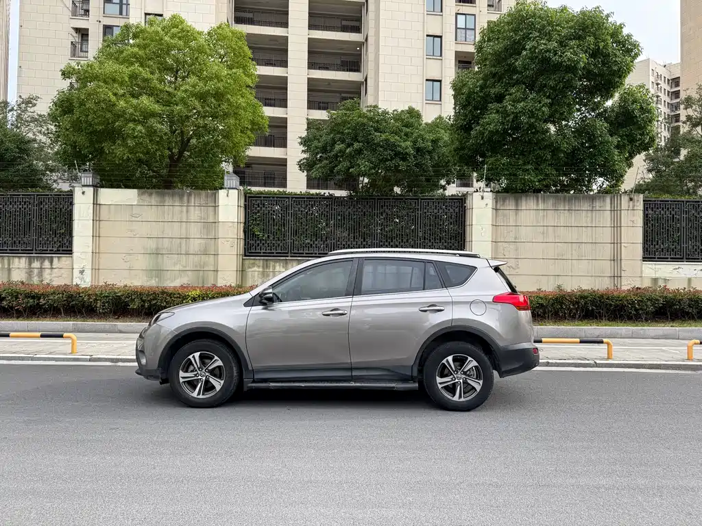 Toyota RAV4 2016 — фото 4