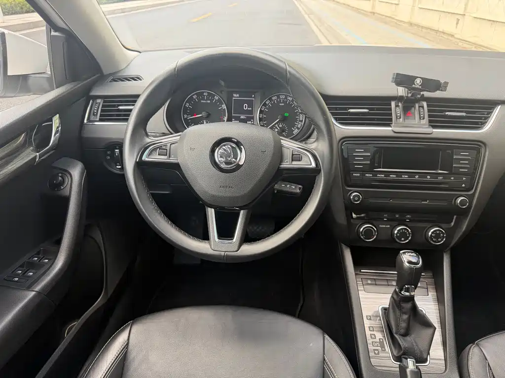 Skoda Octavia 2017 — фото 9