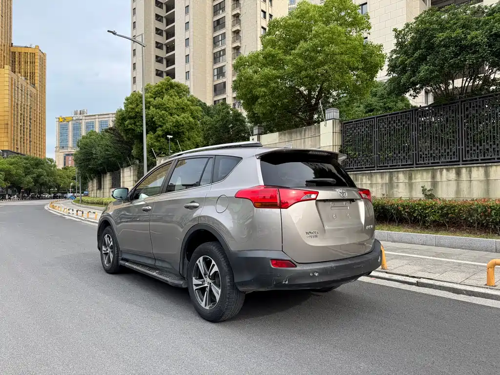 Toyota RAV4 2016 — фото 5
