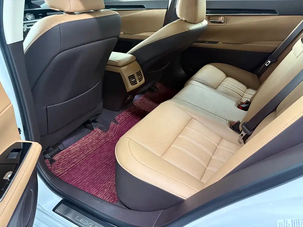 Lexus ES 2017 — фото 14