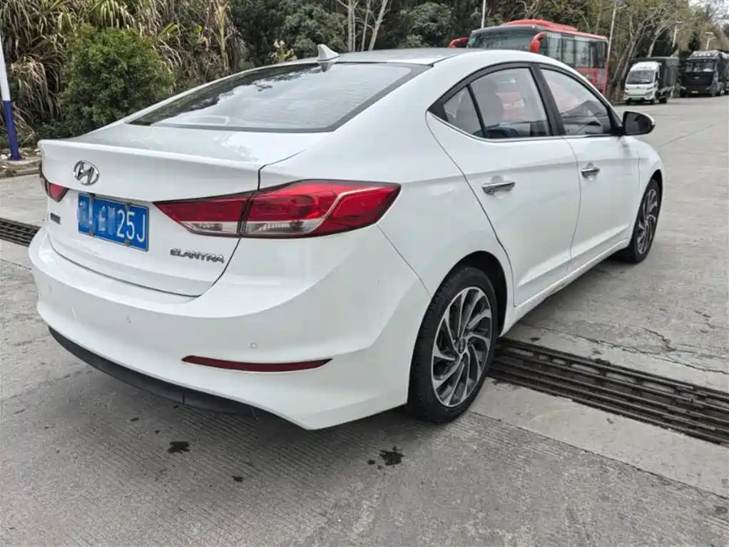 Hyundai Elantra 2020 — фото 3