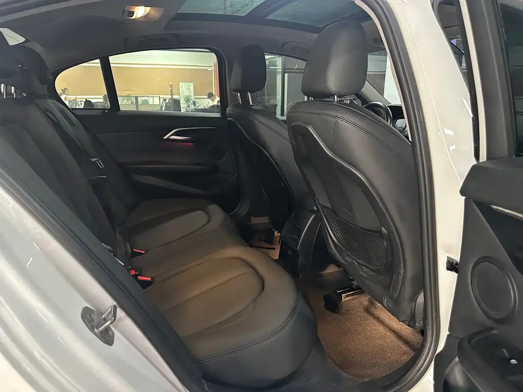 BMW 1 Series 2018 — фото 12