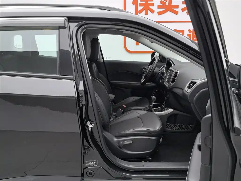 Jeep Compass 2018 — фото 23