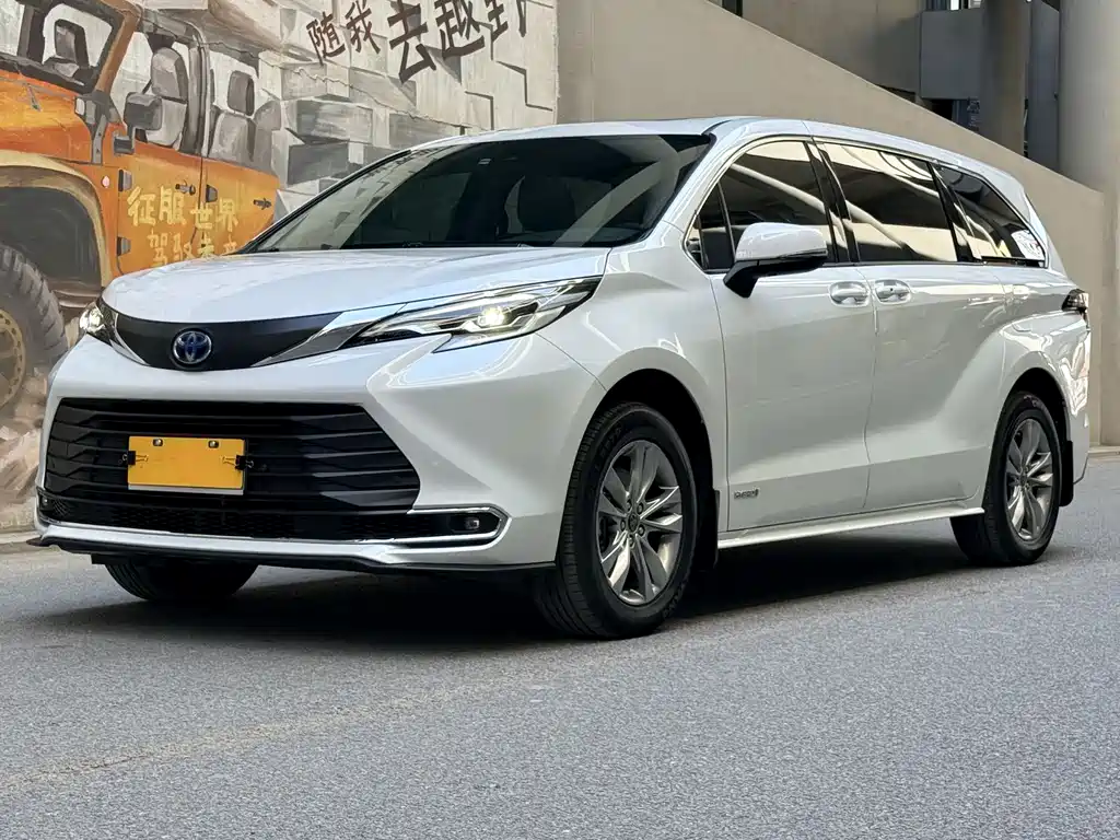 Toyota Sienna 2024 — фото 1