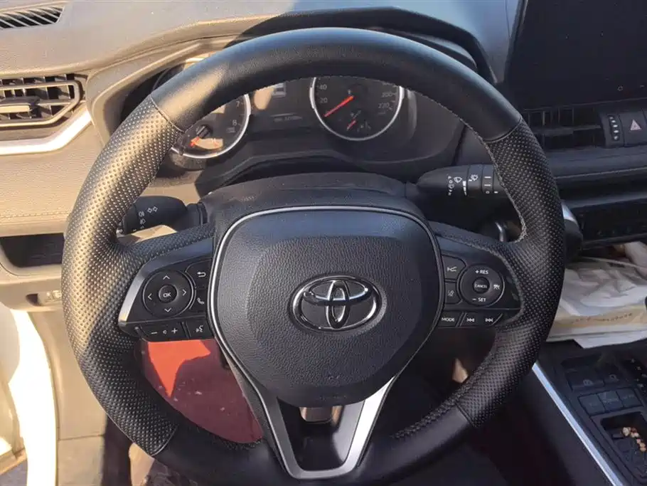 Toyota RAV4 2023 — фото 15
