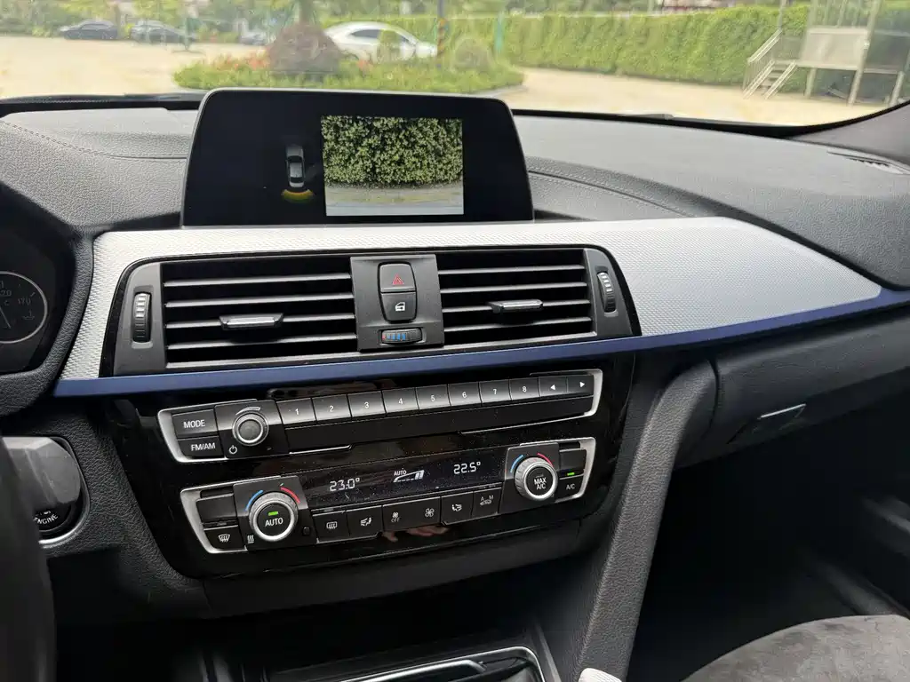 BMW 3 Series 2018 — фото 9