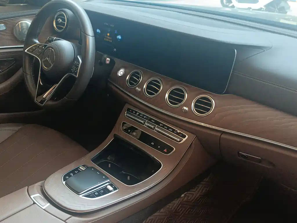 Mercedes-Benz E-Class 2023 — фото 12