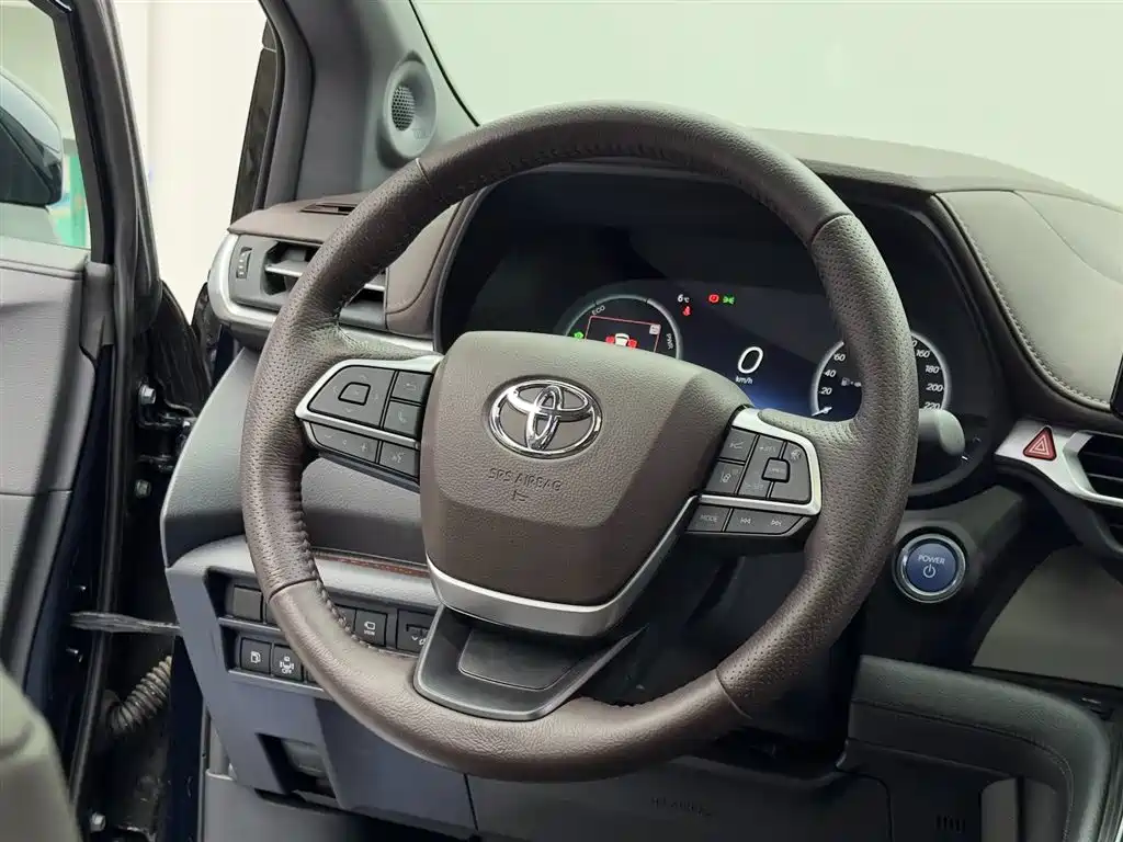 Toyota Granvia 2023 — фото 15