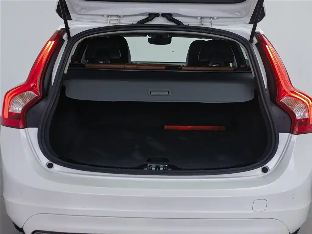 Volvo V60 2016 — фото 16