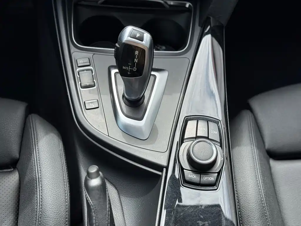 BMW 3 Series 2018 — фото 16