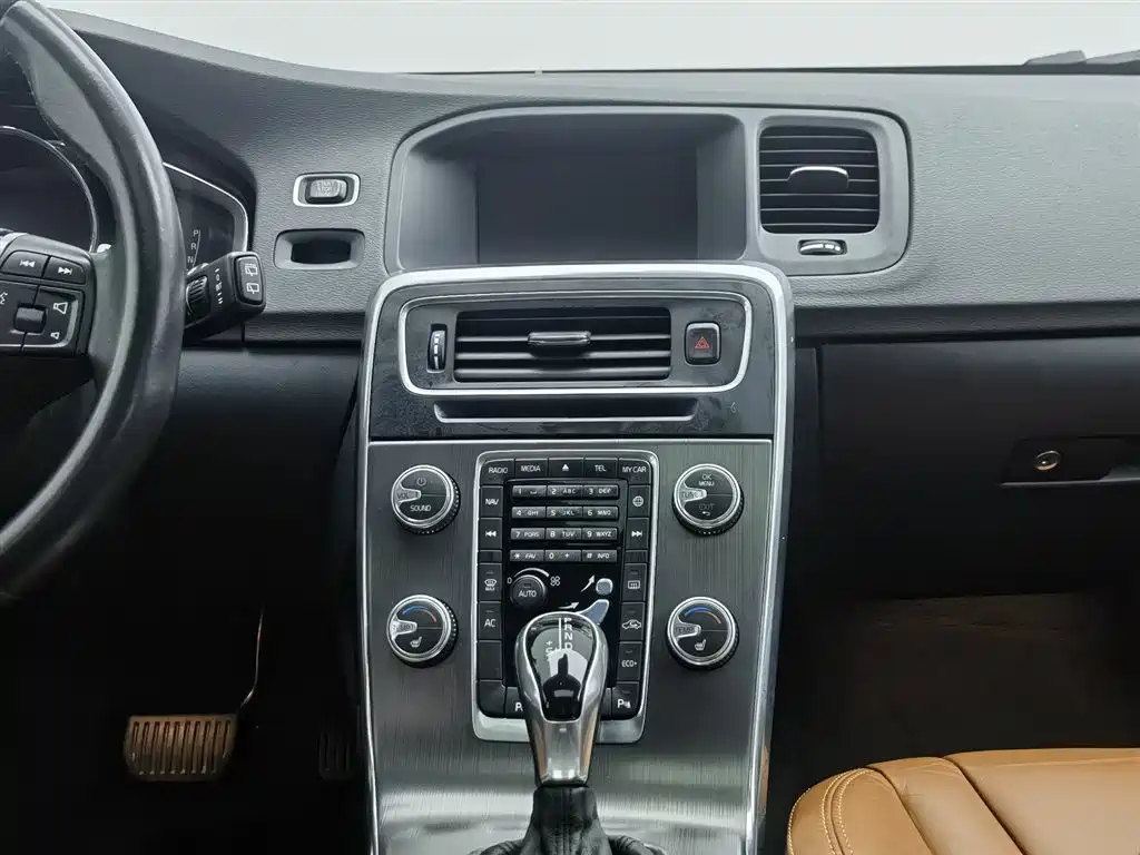 Volvo V60 2016 — фото 12