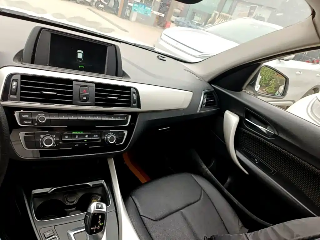 BMW 1 Series 2019 — фото 13