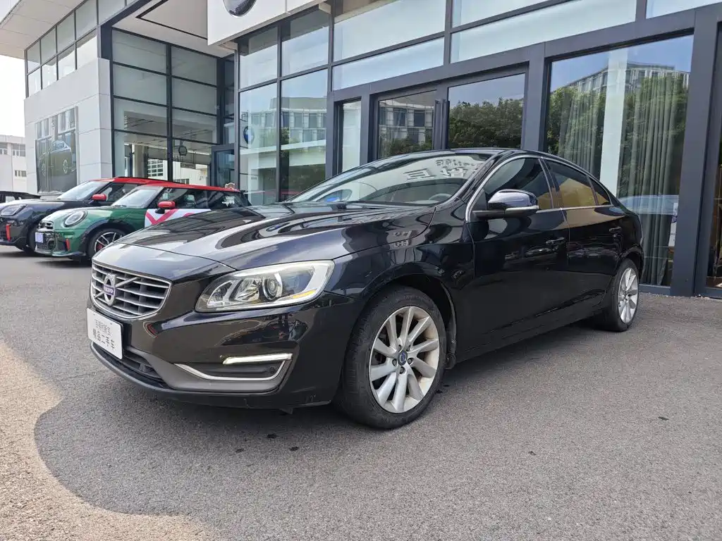 Volvo S60 2015 — фото 1