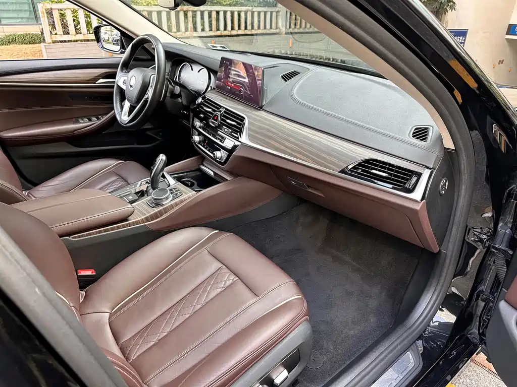 BMW 5 Series 2018 — фото 21