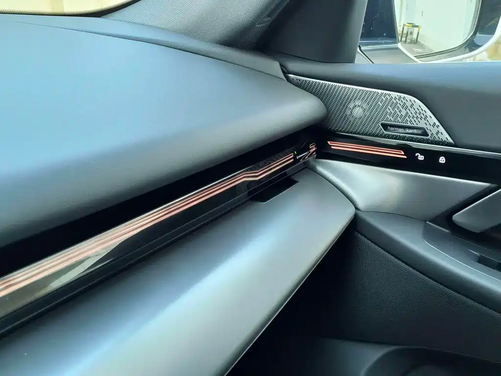 BMW 5 Series 2025 — фото 16