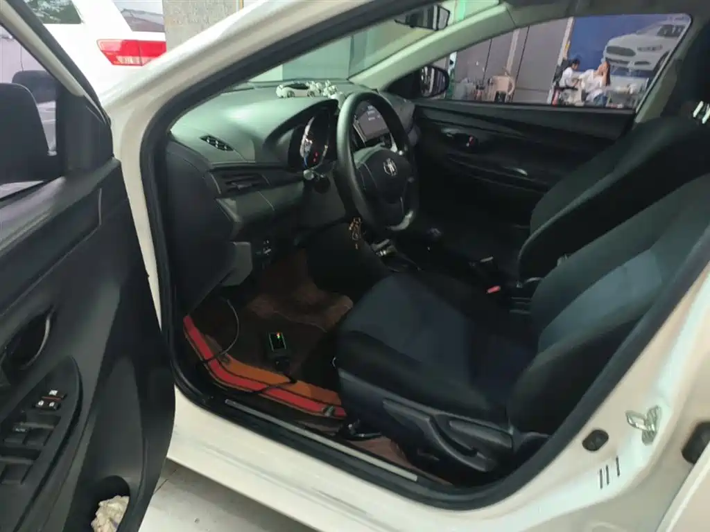 Toyota Yaris L 2017 — фото 16