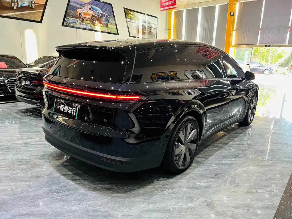 Li Auto i8 2025