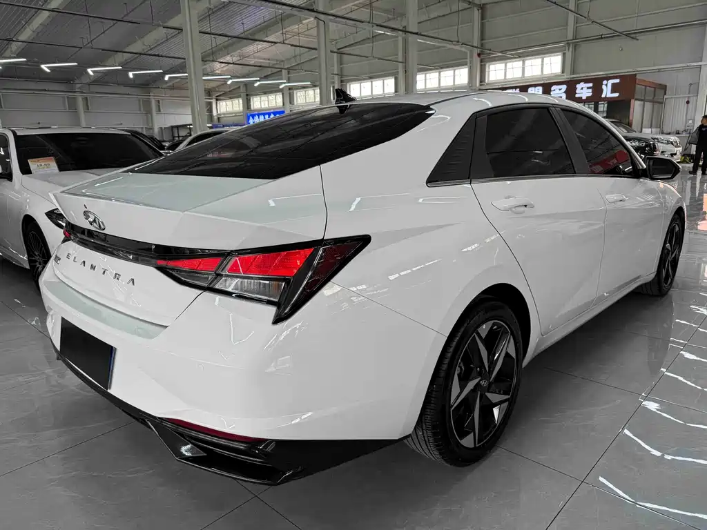 Hyundai Elantra 2023 — фото 4