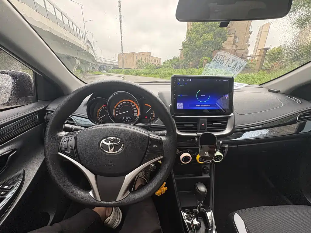 Toyota Yaris L 2022 — фото 11