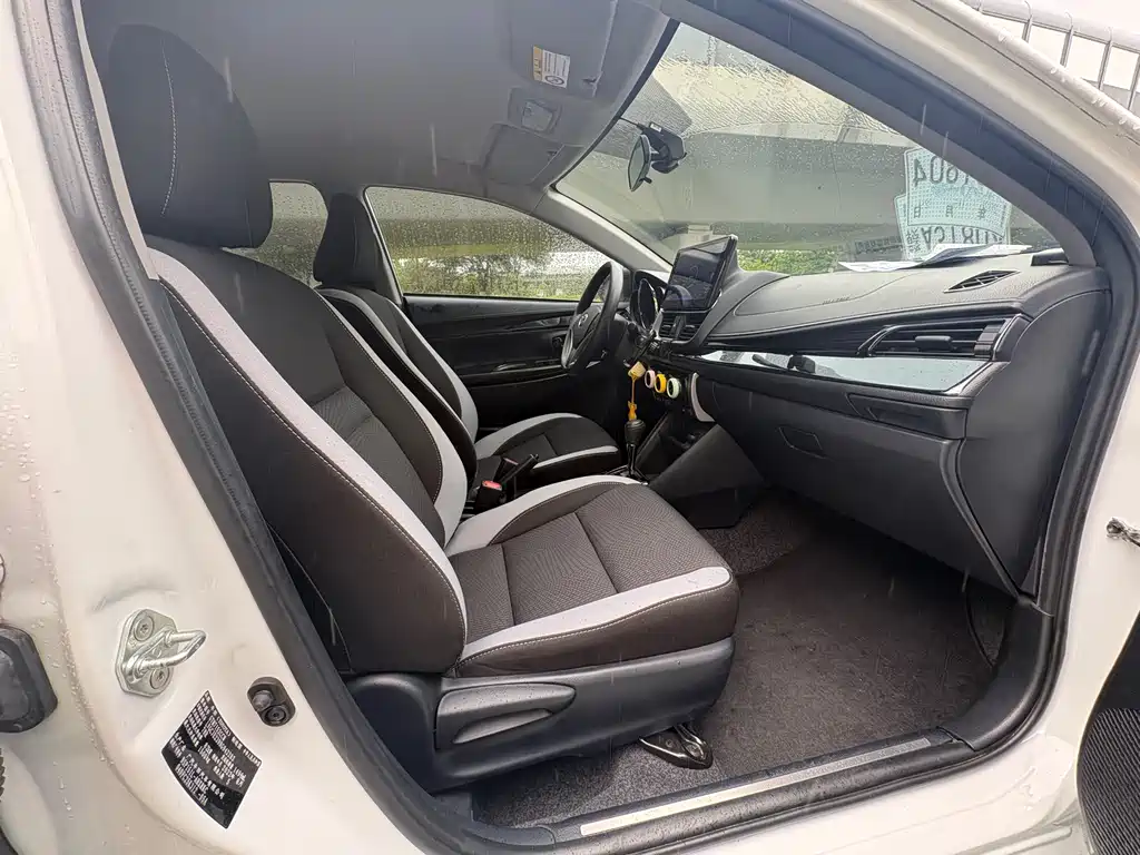Toyota Yaris L 2022 — фото 15