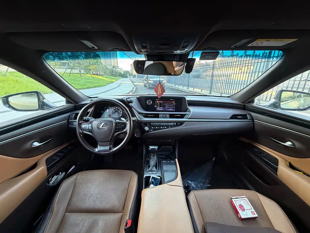Lexus ES 2021