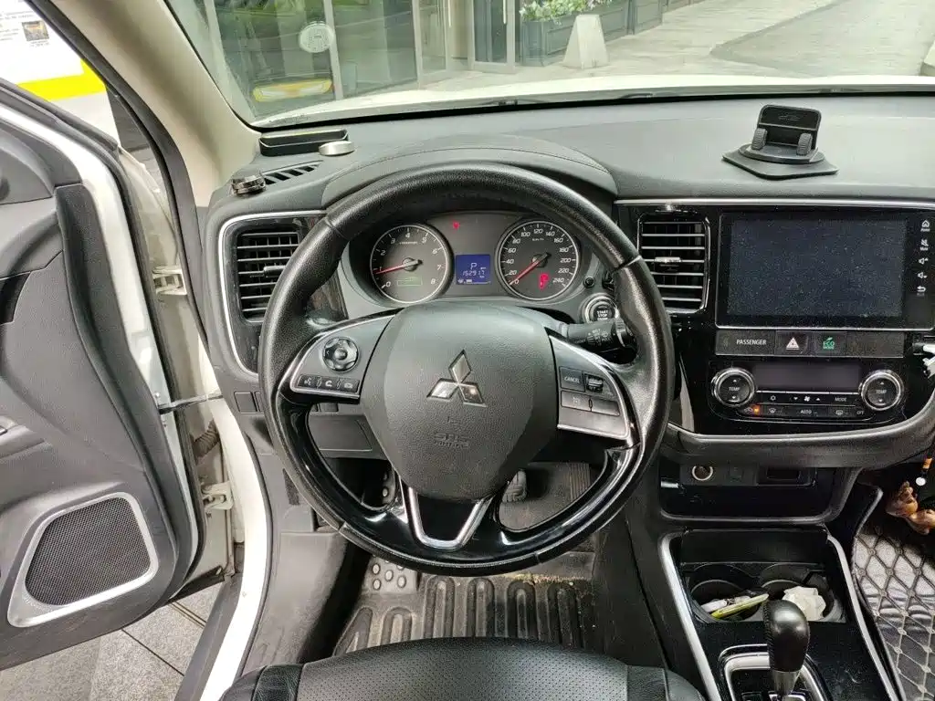 Mitsubishi Outlander 2018 — фото 3