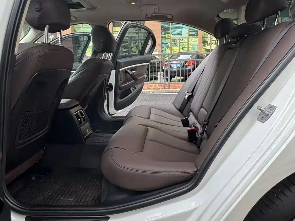 BMW 3 Series 2019 — фото 16
