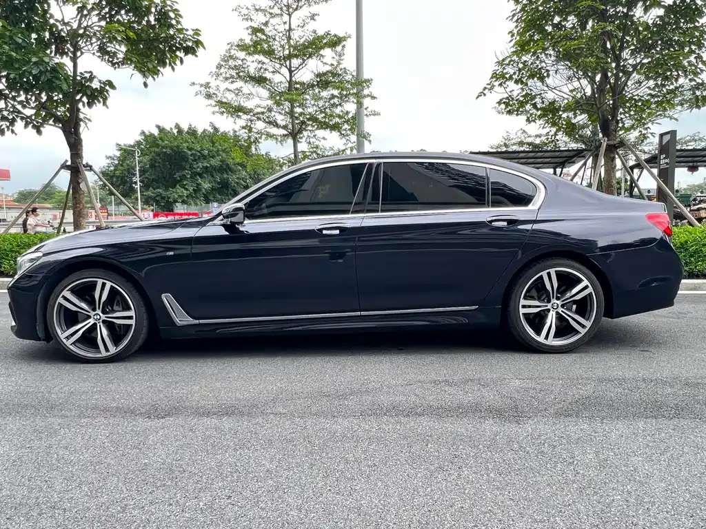 BMW 7 Series 2018 — фото 11