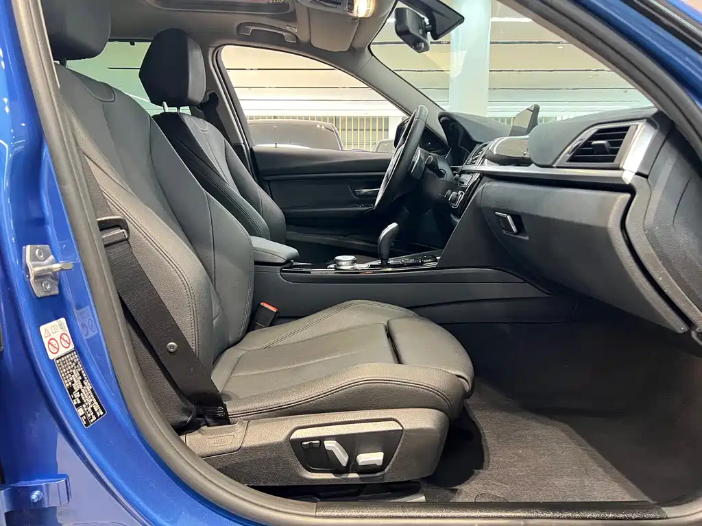 BMW 3 Series 2019 — фото 13