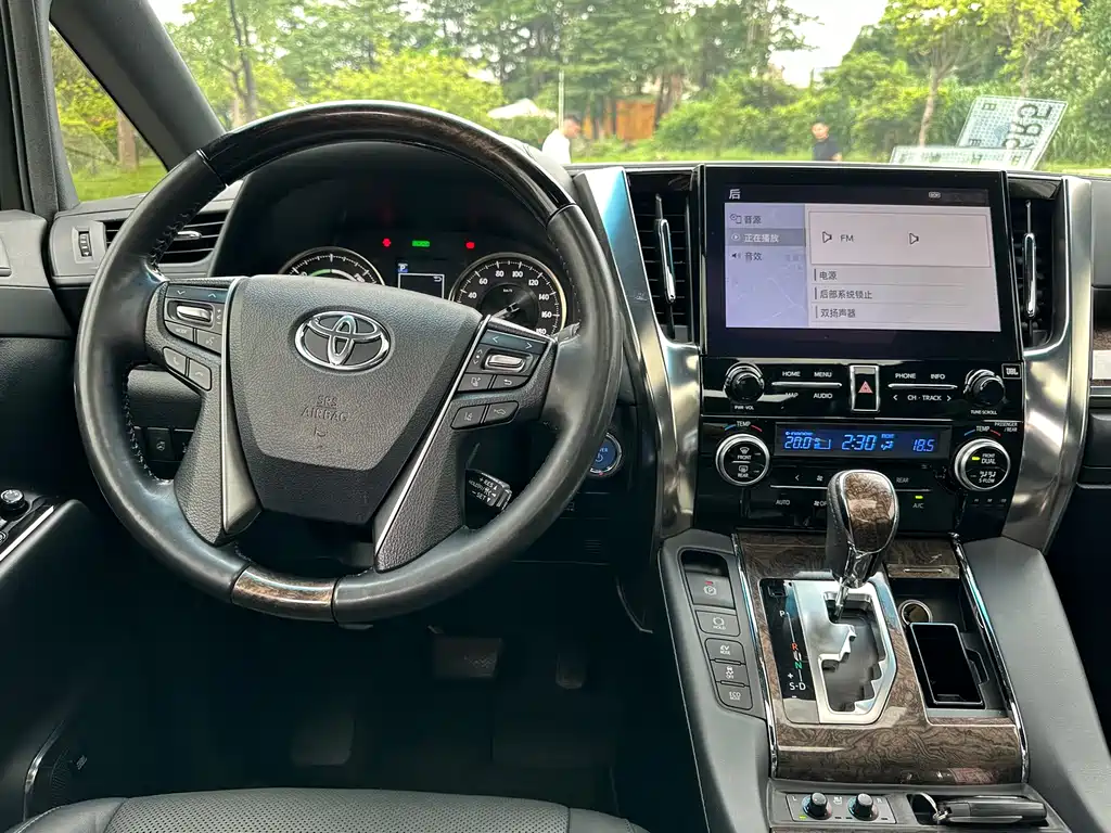 Toyota Alphard 2020 — фото 18