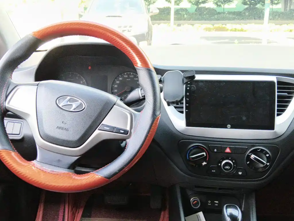 Hyundai Verna 2017 — фото 13