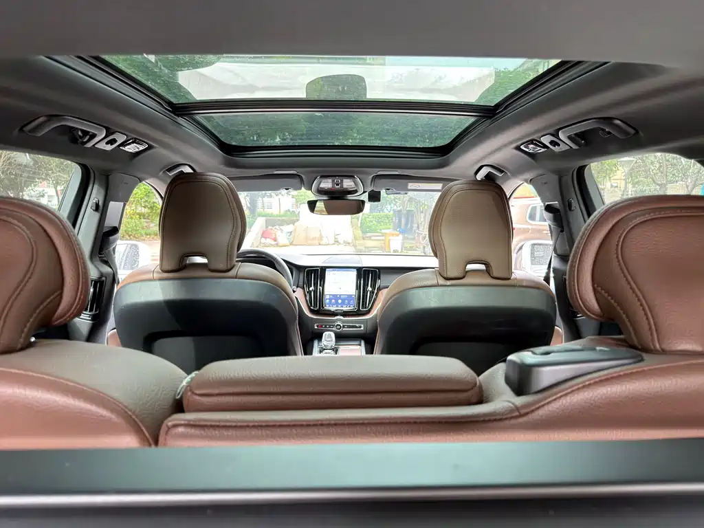 Volvo XC60 2022 — фото 16