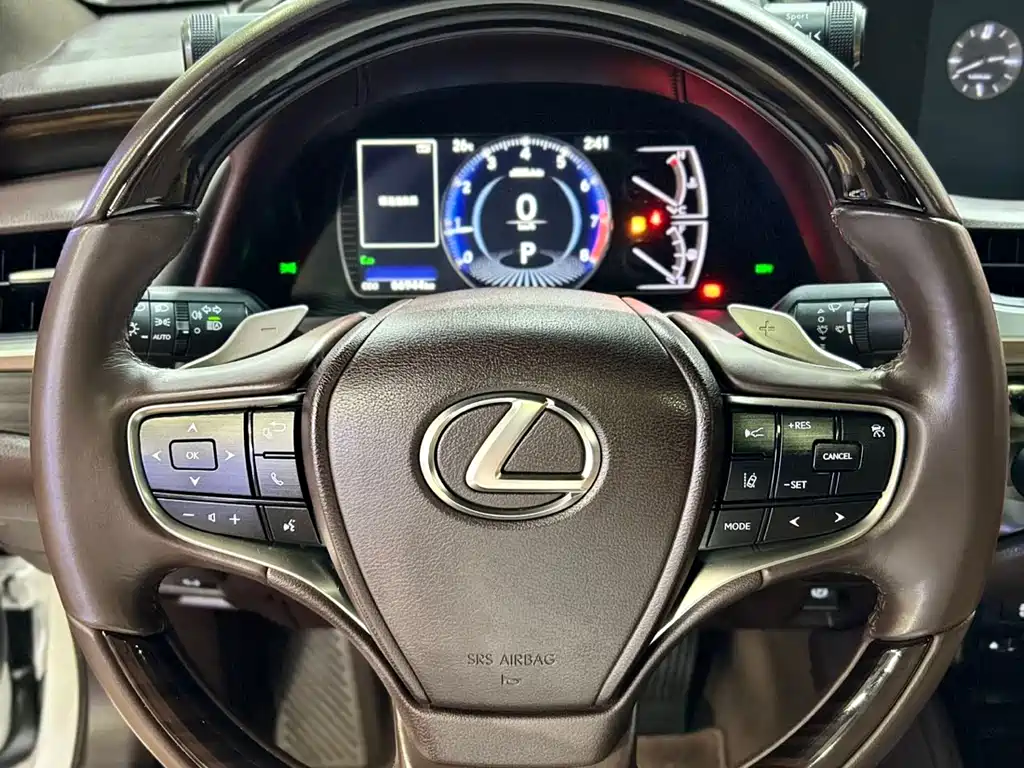 Lexus ES 2020 — фото 8