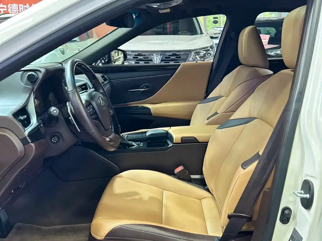 Lexus ES 2020