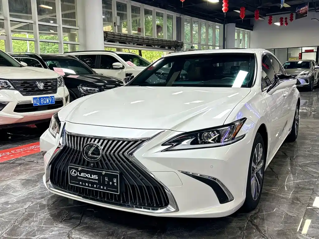 Lexus ES 2020