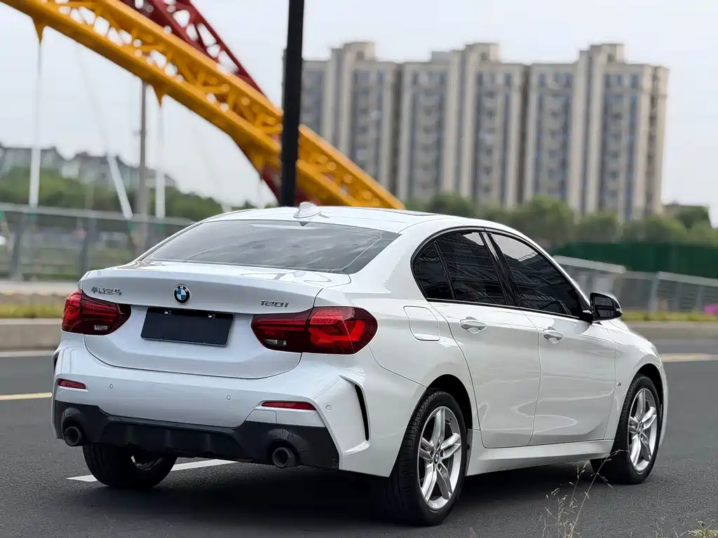BMW 1 Series 2023 — фото 10