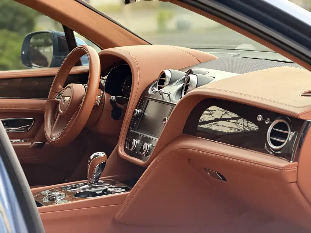 Bentley Bentayga 2019 — фото 13