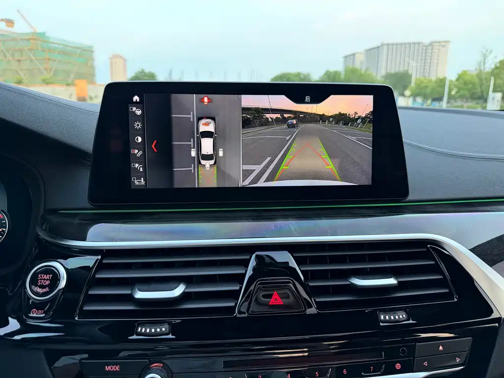 BMW 5 Series 2018 — фото 16