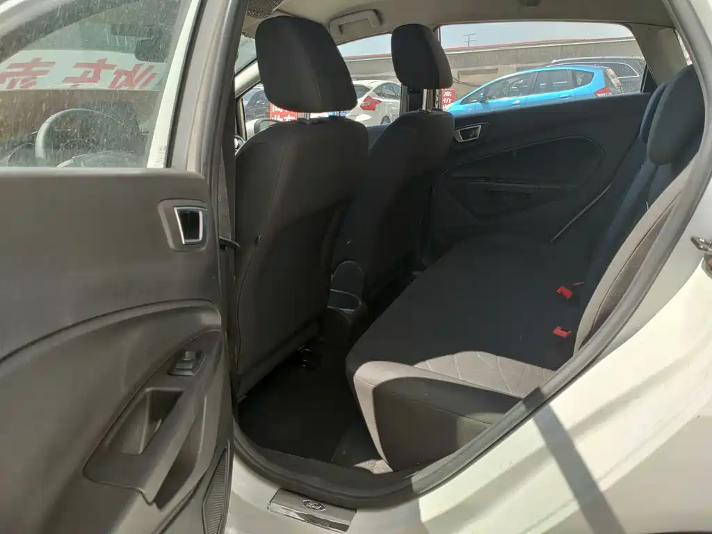 Ford Fiesta 2015 — фото 14