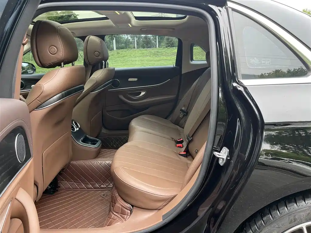 Mercedes-Benz E-Class 2023 — фото 12