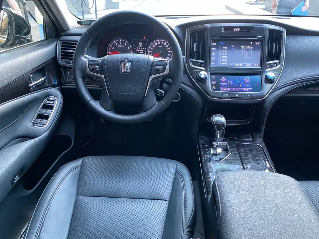 Toyota Crown 2017 — фото 12