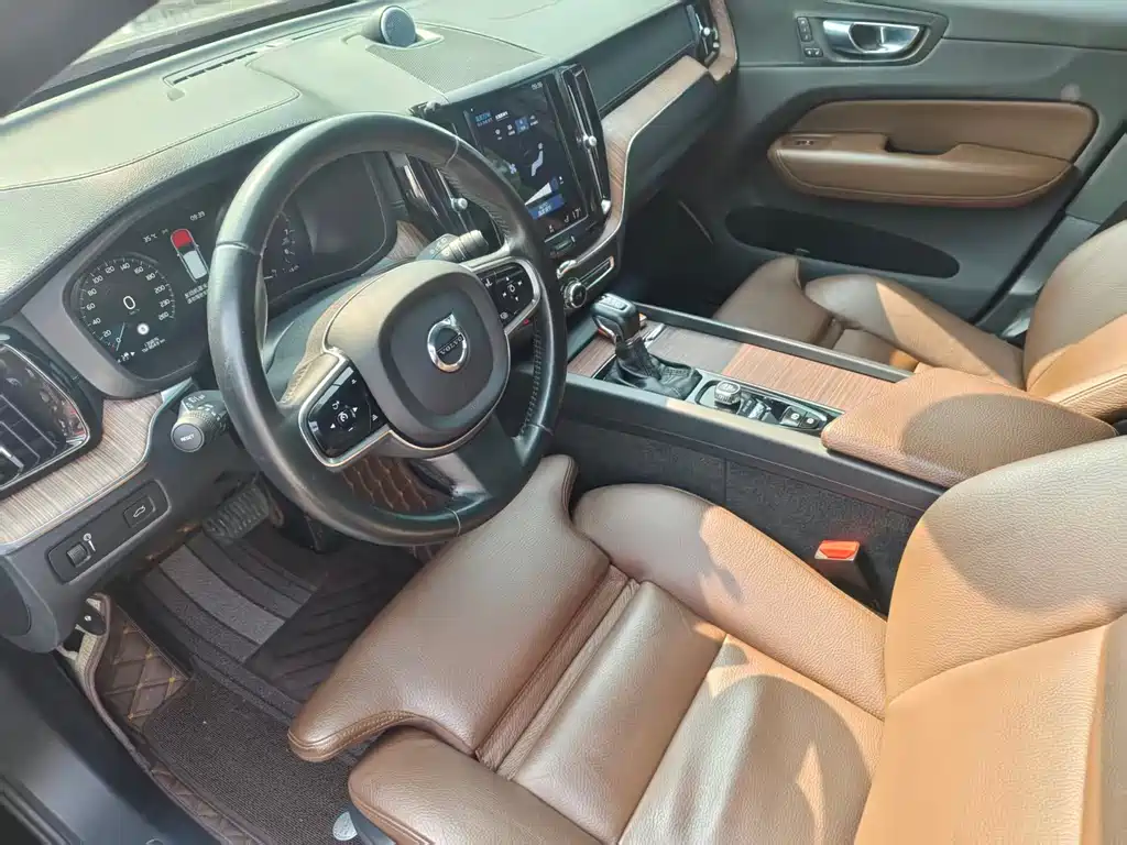 Volvo XC60 2021 — фото 10