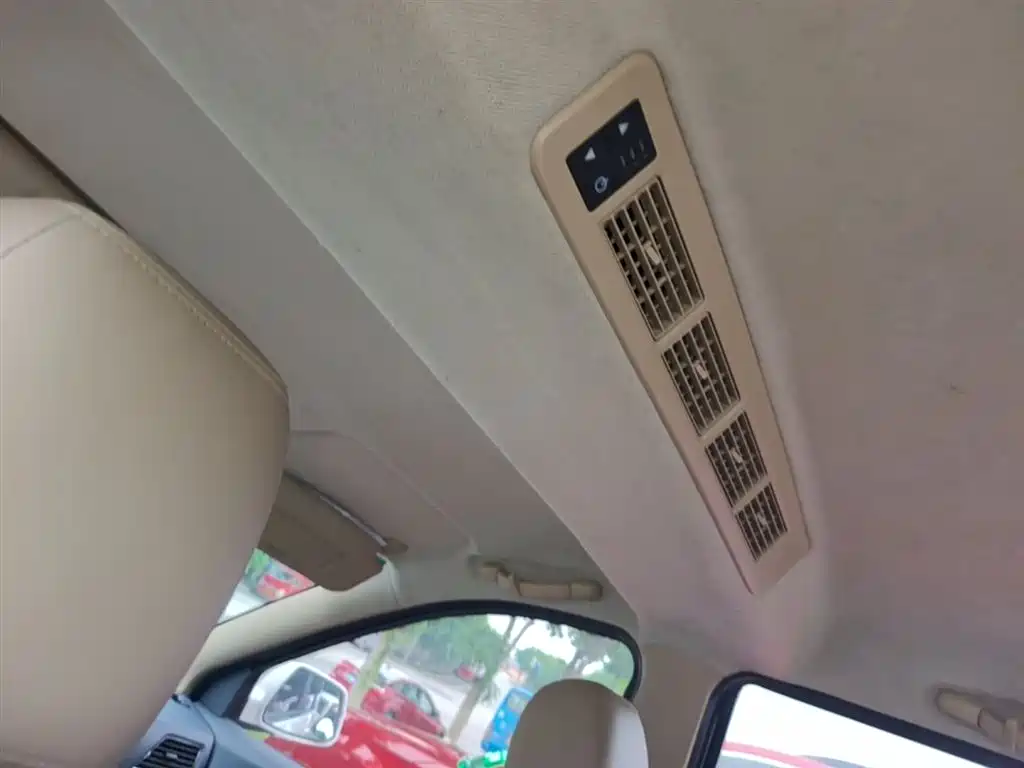 Wuling Hongguang 2015 — фото 18