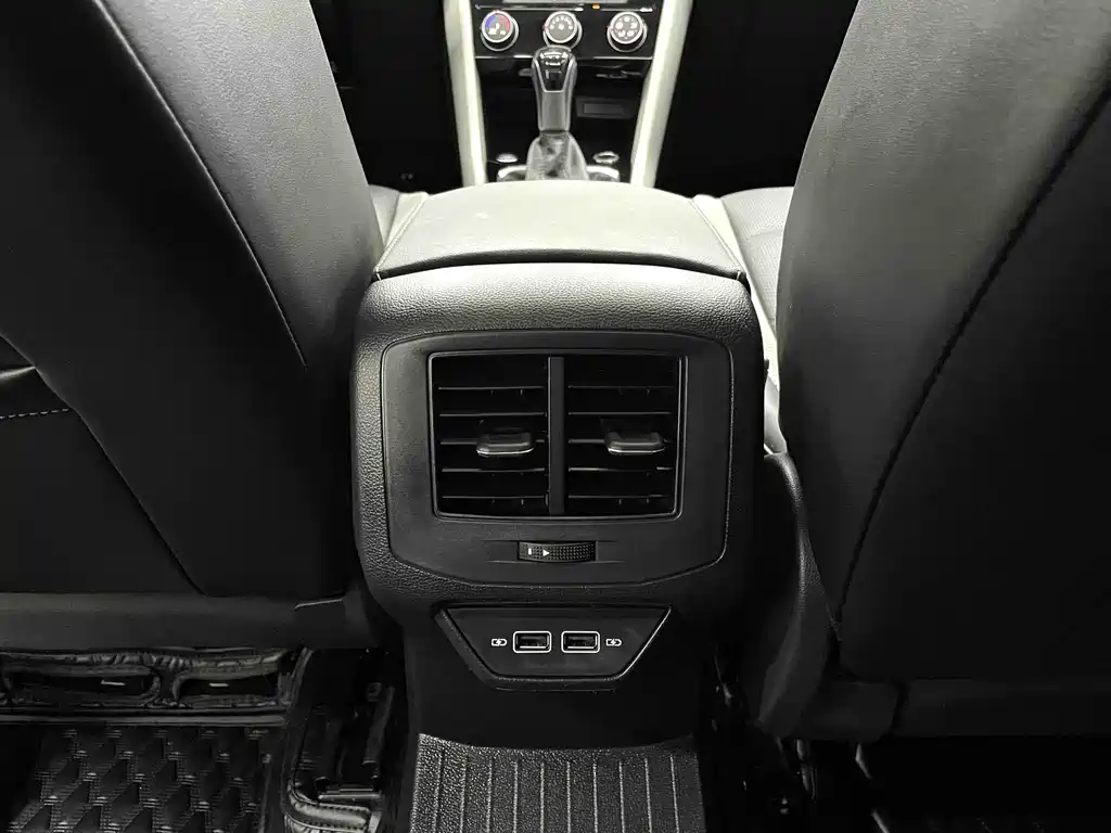 Volkswagen T-Roc 2023 — фото 12